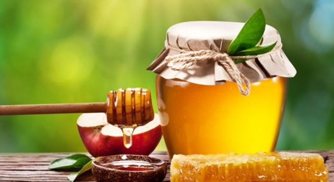 Sử dụng mật ong để giúp trẻ hết táo bón